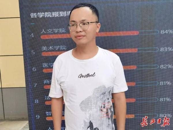 男子退学10年后再上大学，曾沉迷游戏频繁挂科