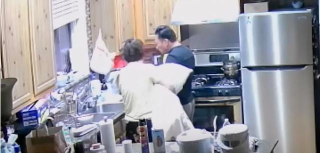 亚裔女孩为保护母亲遭继父刺107刀