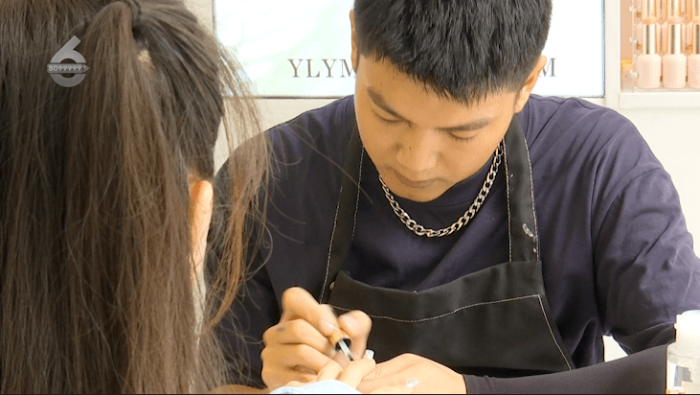 帅哥光膀子为顾客美甲店家回应