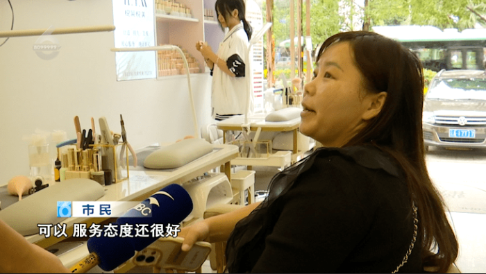 帅哥光膀子为顾客美甲店家回应