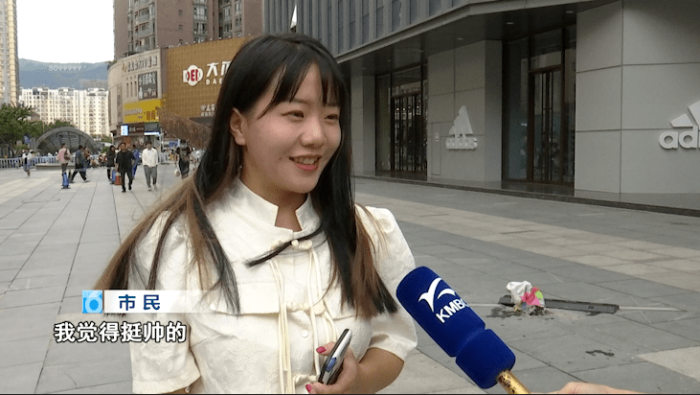 帅哥光膀子为顾客美甲店家回应