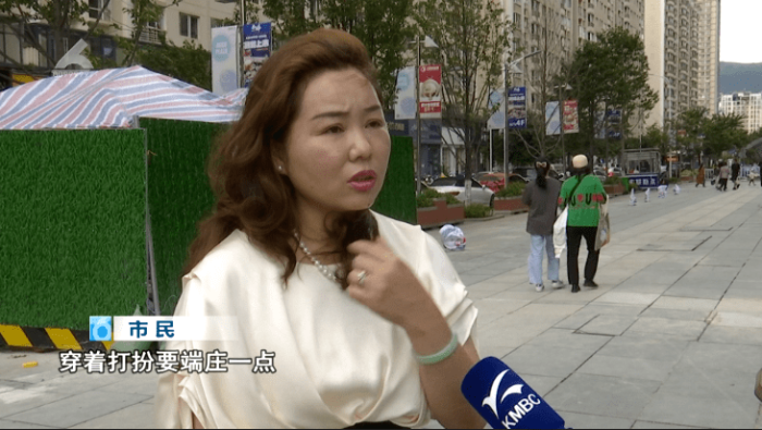 帅哥光膀子为顾客美甲店家回应