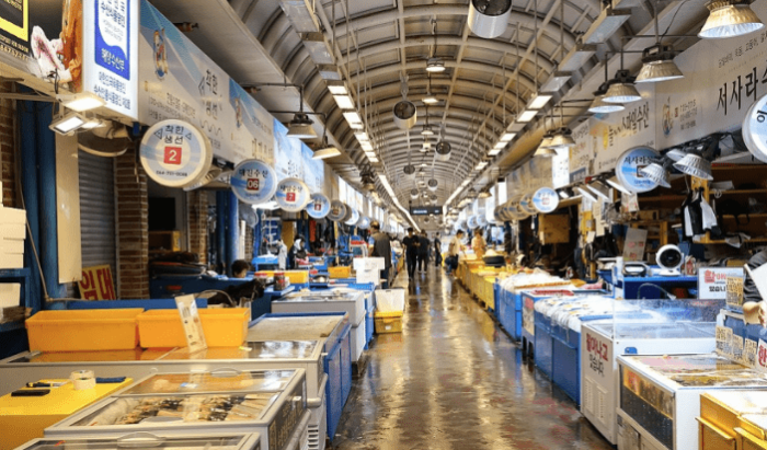 韩国釜山最著名海鲜市场生意冷清