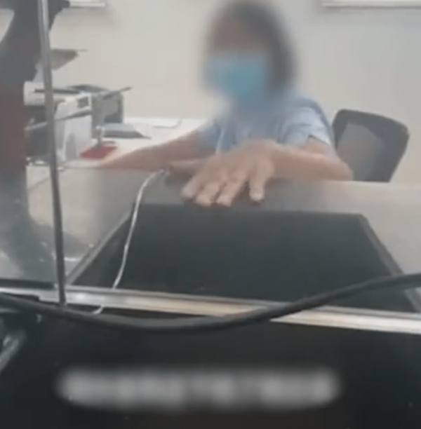 男子临下班到银行办业务被指不讲理