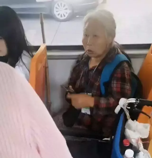 公交公司回应司机跪求老人不投诉