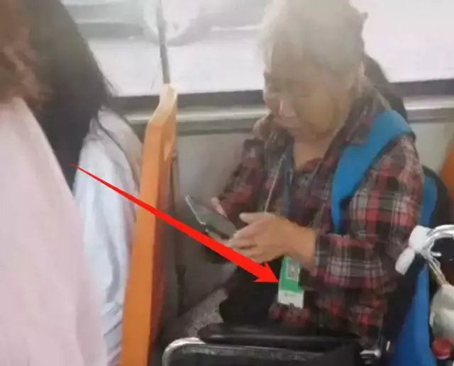 公交公司回应司机跪求老人不投诉