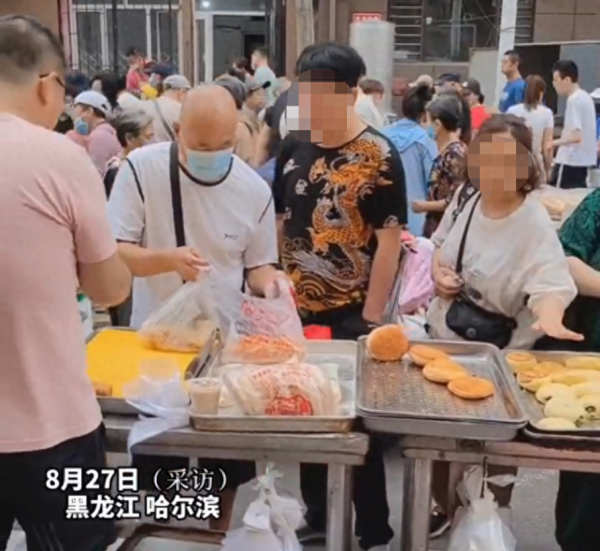 和店主一起找5555元买烧饼的人