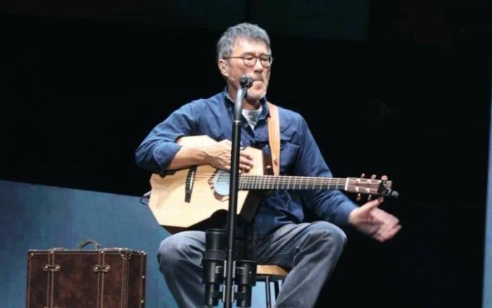 高圆圆坐地铁看李宗盛演唱会