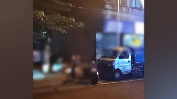 男子路边烧纸祭祀遭大妈泼水驱逐