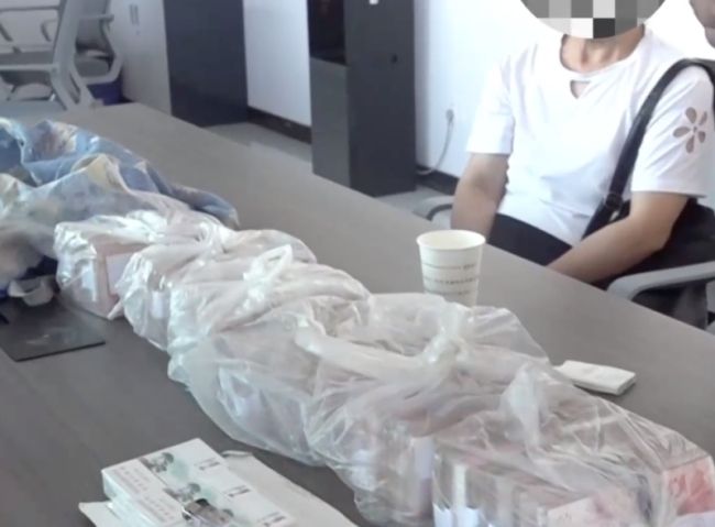 大爷晨练捡到80多万完璧归赵
