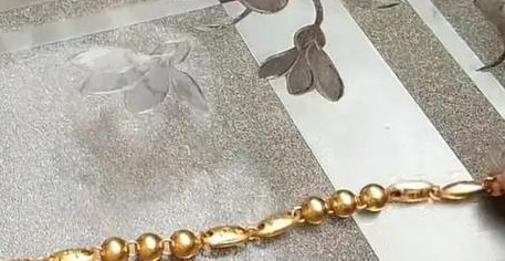 男子捡到金手链丢弃被判赔8376