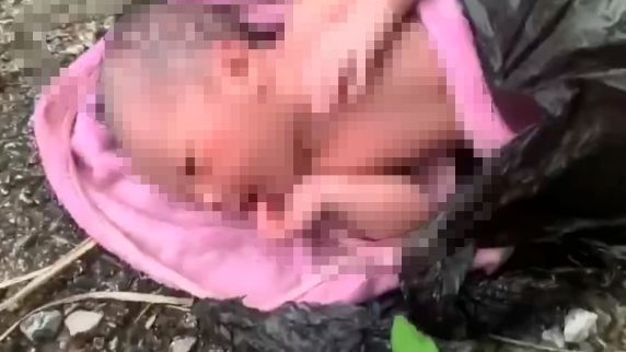 广西一婴儿被装在塑料袋遗弃在路边
