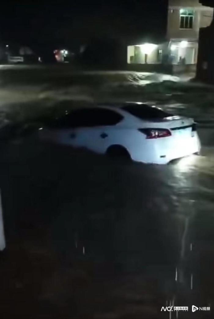 载4人汽车被暴雨冲入河中3姐弟死亡