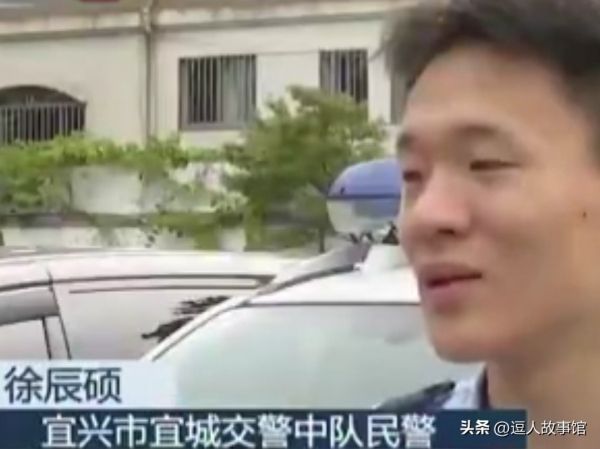 孕妇街头狂奔追人交警及时出手