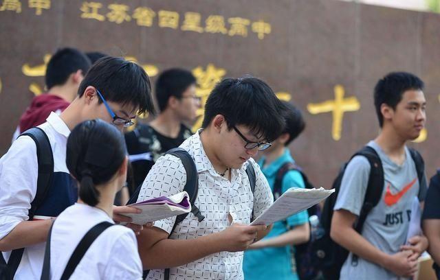 学生趴桌午休也收费官方：收费合理，仅此一项全市收费可超两亿