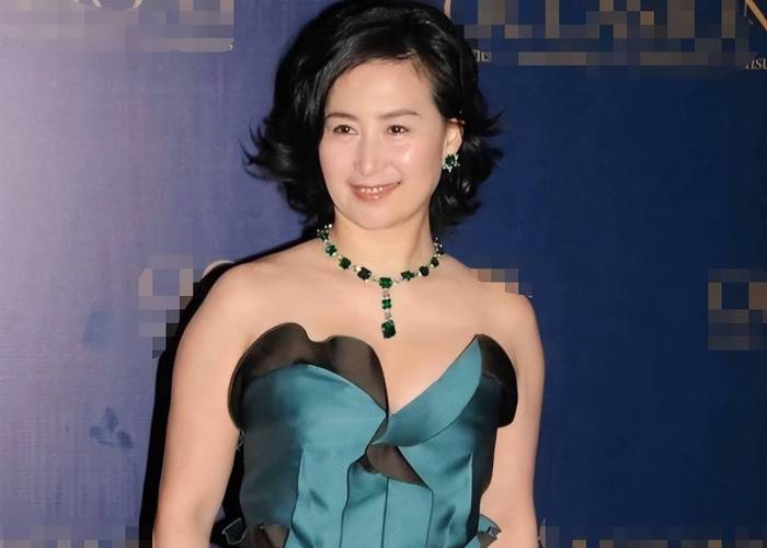 何超琼紧身吊带现身贵州被指不得体