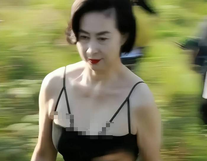 何超琼紧身吊带现身贵州被指不得体