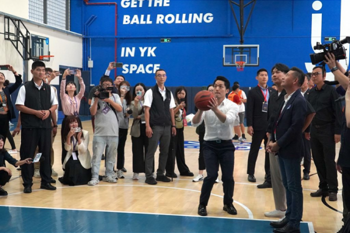 蒋万安参访上海期间脱下西装打篮球