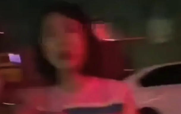 女子陪领导喝酒醉卧街头官方通报