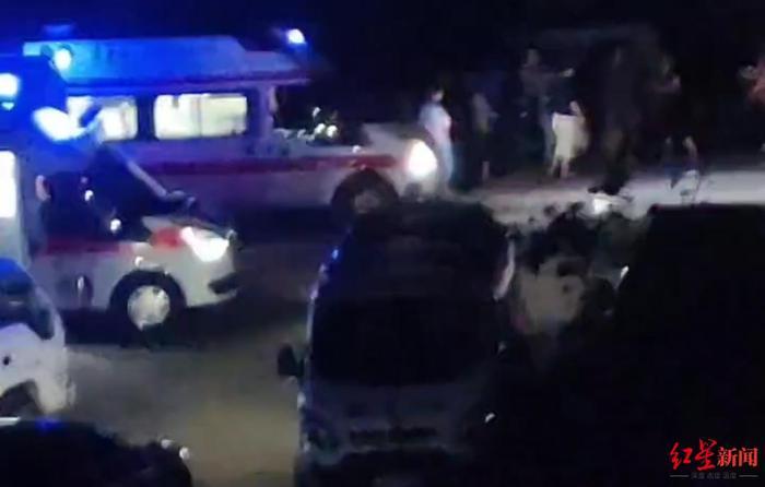背电瓶下井捞手机3男子疑触电身亡