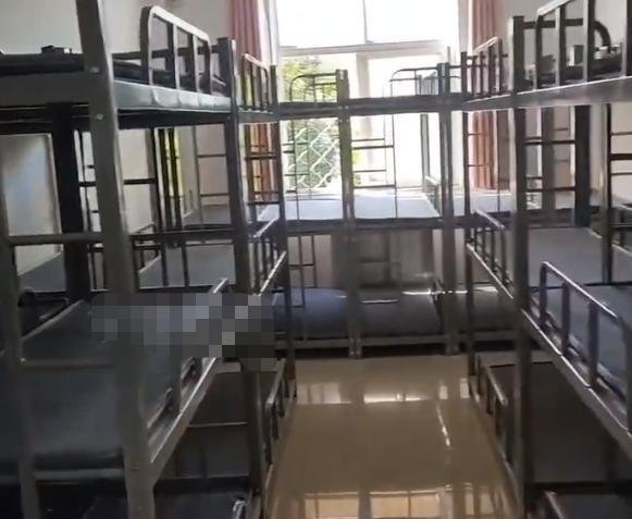 小学宿舍现三层床铺
