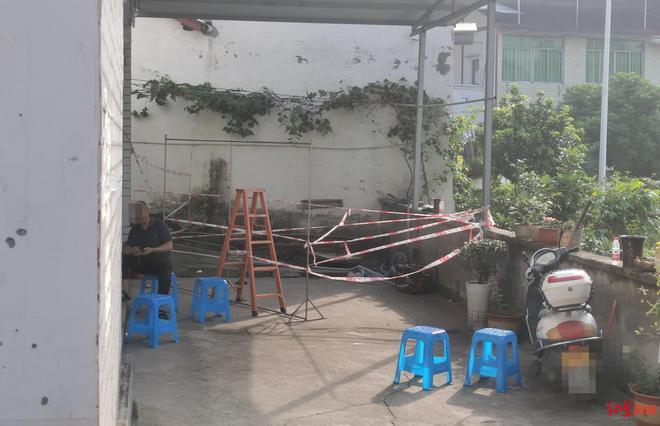 内江三名男子疑被电击身亡 社区：一人背电瓶下井为妻捞手机，另两人去救均身亡