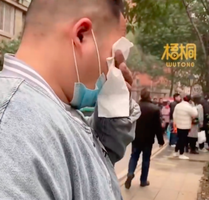 女儿第一次上幼儿园爸爸哭成泪人