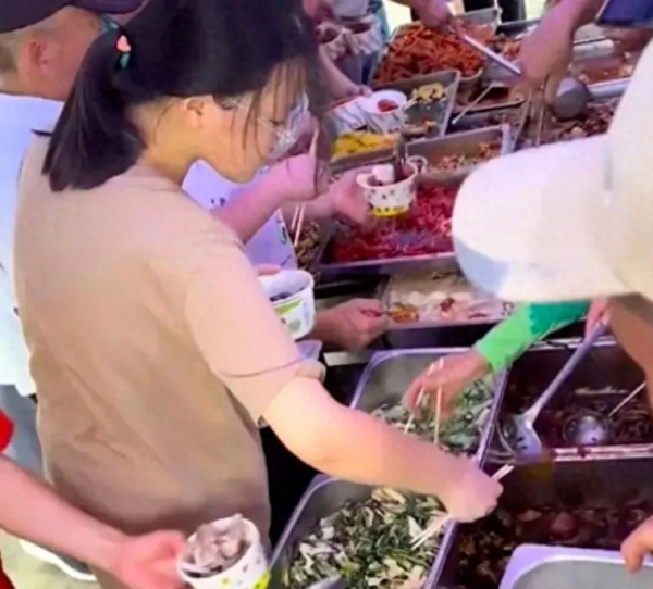 10元盒饭35个菜随便吃！盒饭姐回应摊位爆满：有人吃两口就扔，希望不要恶意打菜