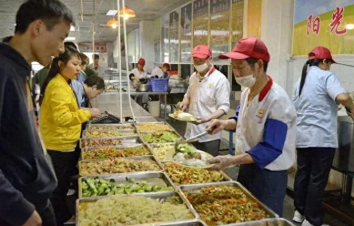 高校食堂档口因不涨价被罚