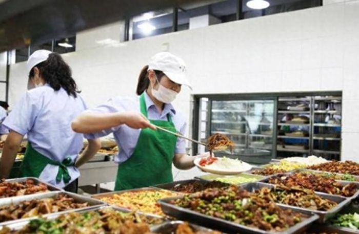 高校食堂档口因不涨价被罚