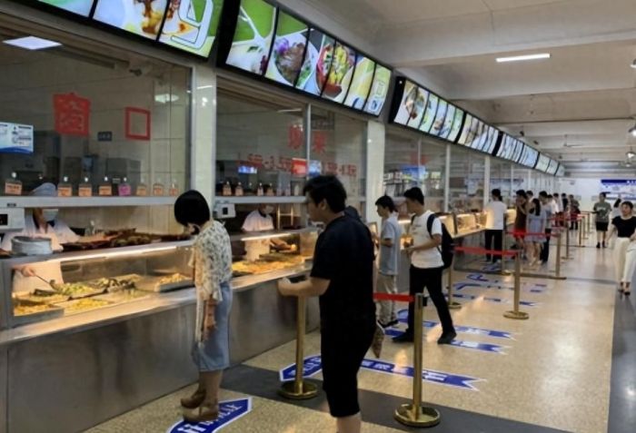 高校食堂档口因不涨价被罚