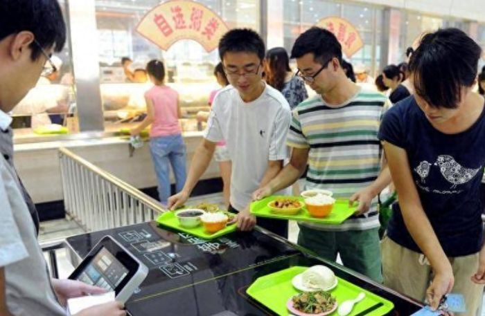 高校食堂档口因不涨价被罚