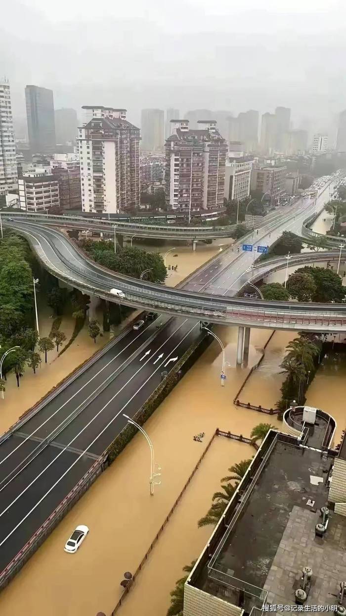 暴雨中福州筷子豪情又挺住了