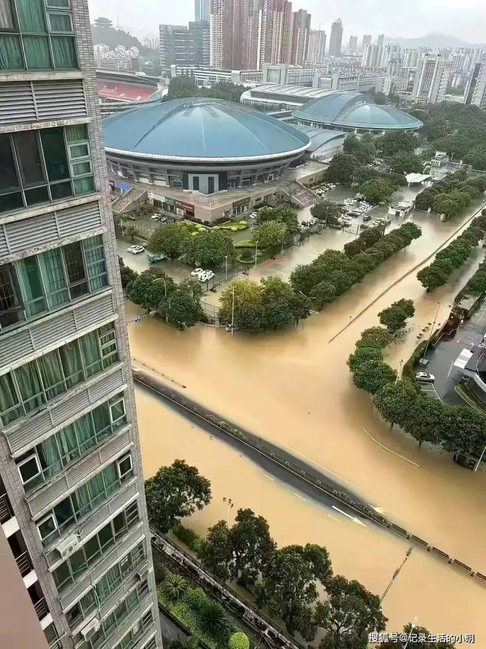 暴雨中福州筷子豪情又挺住了