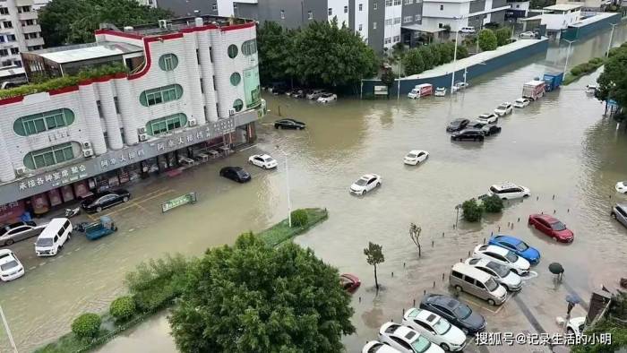 暴雨中福州筷子豪情又挺住了