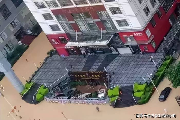 暴雨中福州筷子豪情又挺住了