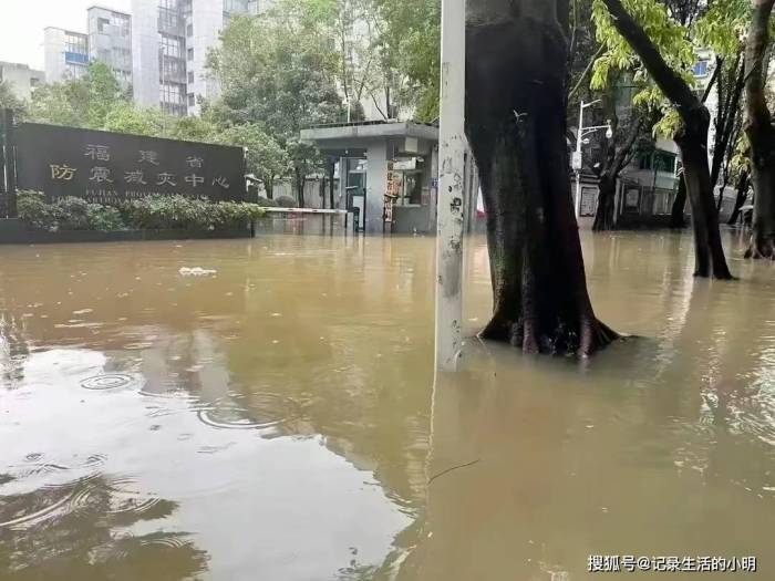暴雨中福州筷子豪情又挺住了