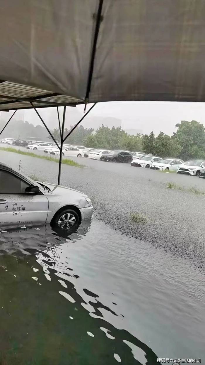 暴雨中福州筷子豪情又挺住了