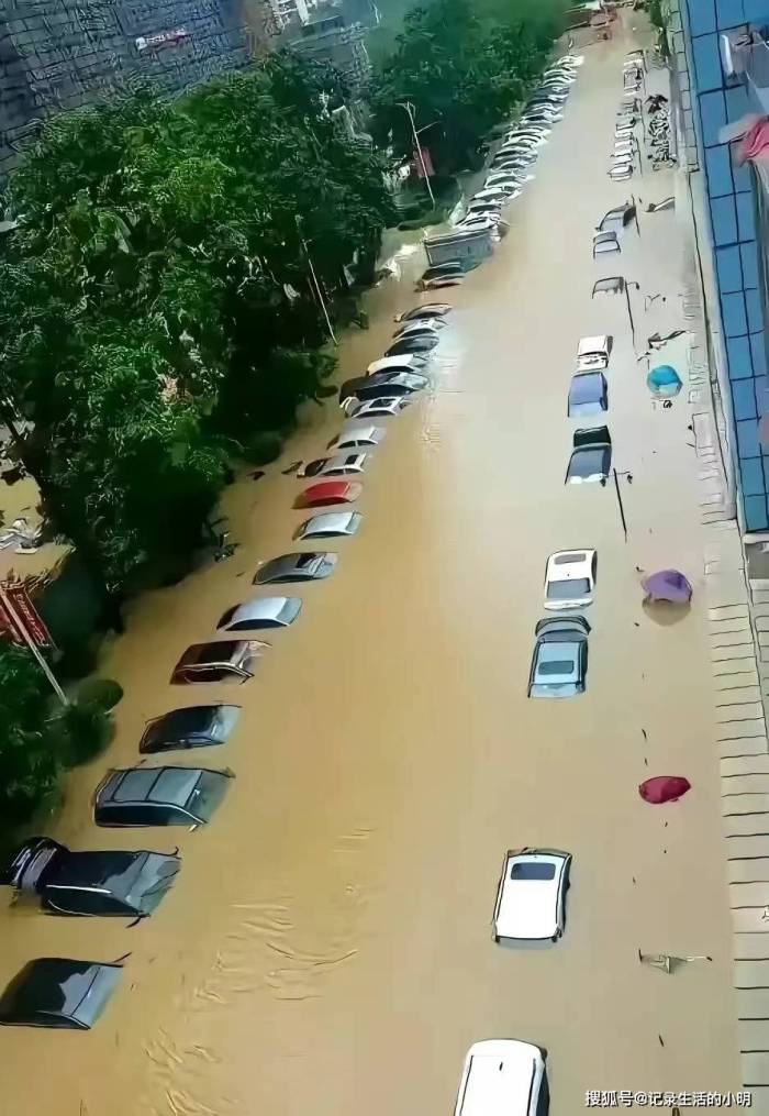 暴雨中福州筷子豪情又挺住了