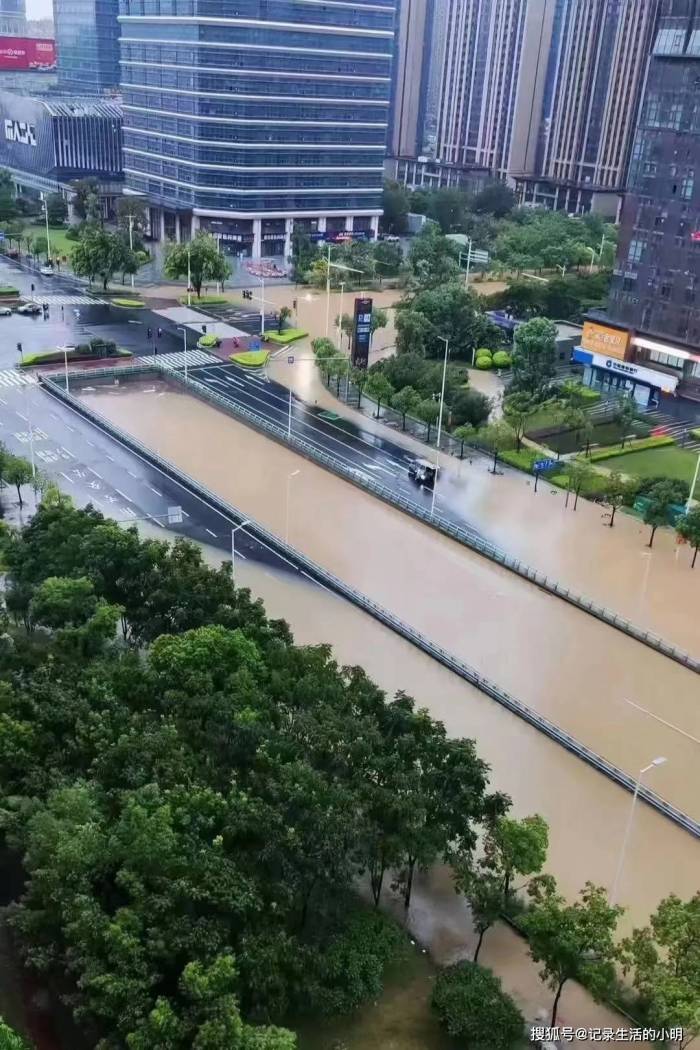 暴雨中福州筷子豪情又挺住了
