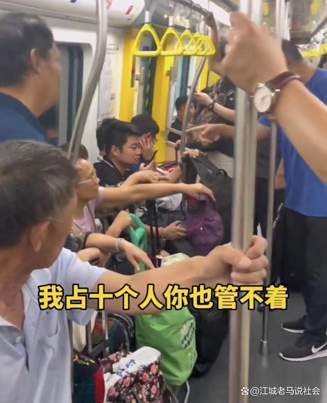 地铁上大爷遭男子掌掴警方介绍了小伙子的情况并称双方已经达成共识(2)
