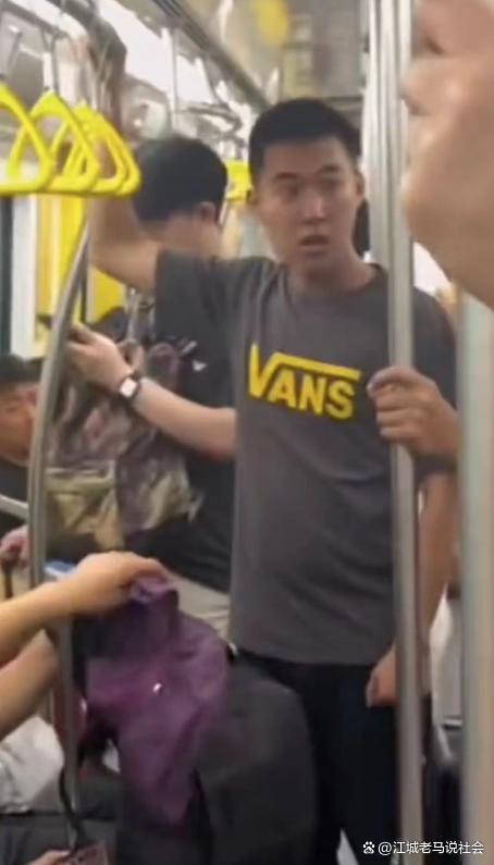 地铁上大爷遭男子掌掴警方介绍了小伙子的情况并称双方已经达成共识(2)