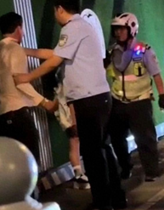 男子当警察面扇女子耳光