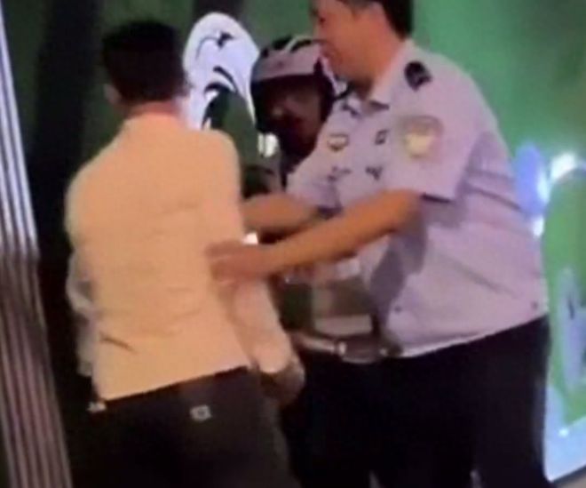 男子当警察面扇女子耳光