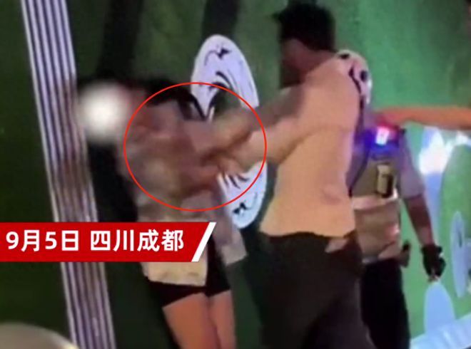 男子当警察面扇女子耳光