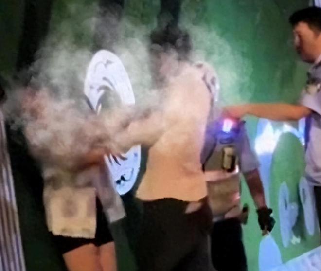 连扇耳光！成都一男子街头对年轻貌美女子施暴，当着警察面！