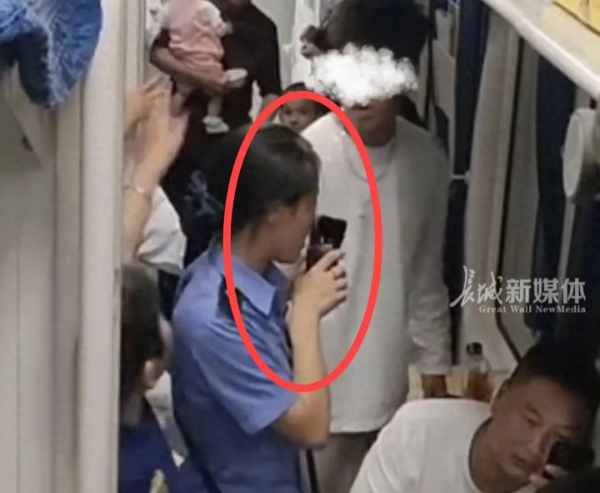 火车上小伙拒绝和大妈换座被骂