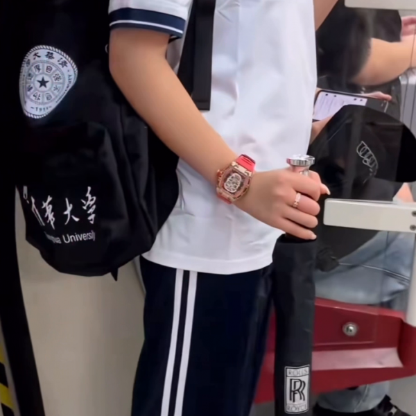 挤地铁的清华女孩手上戴了一套房