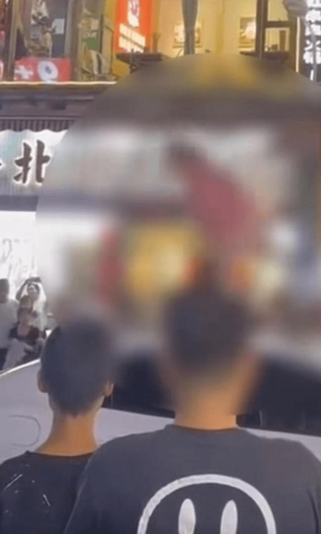 女子爬车顶做不雅动作被警察带走