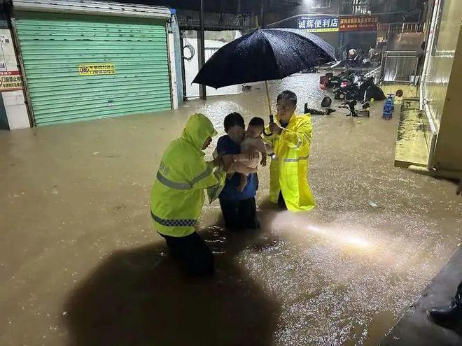深圳暴雨持续水库凌晨泄洪